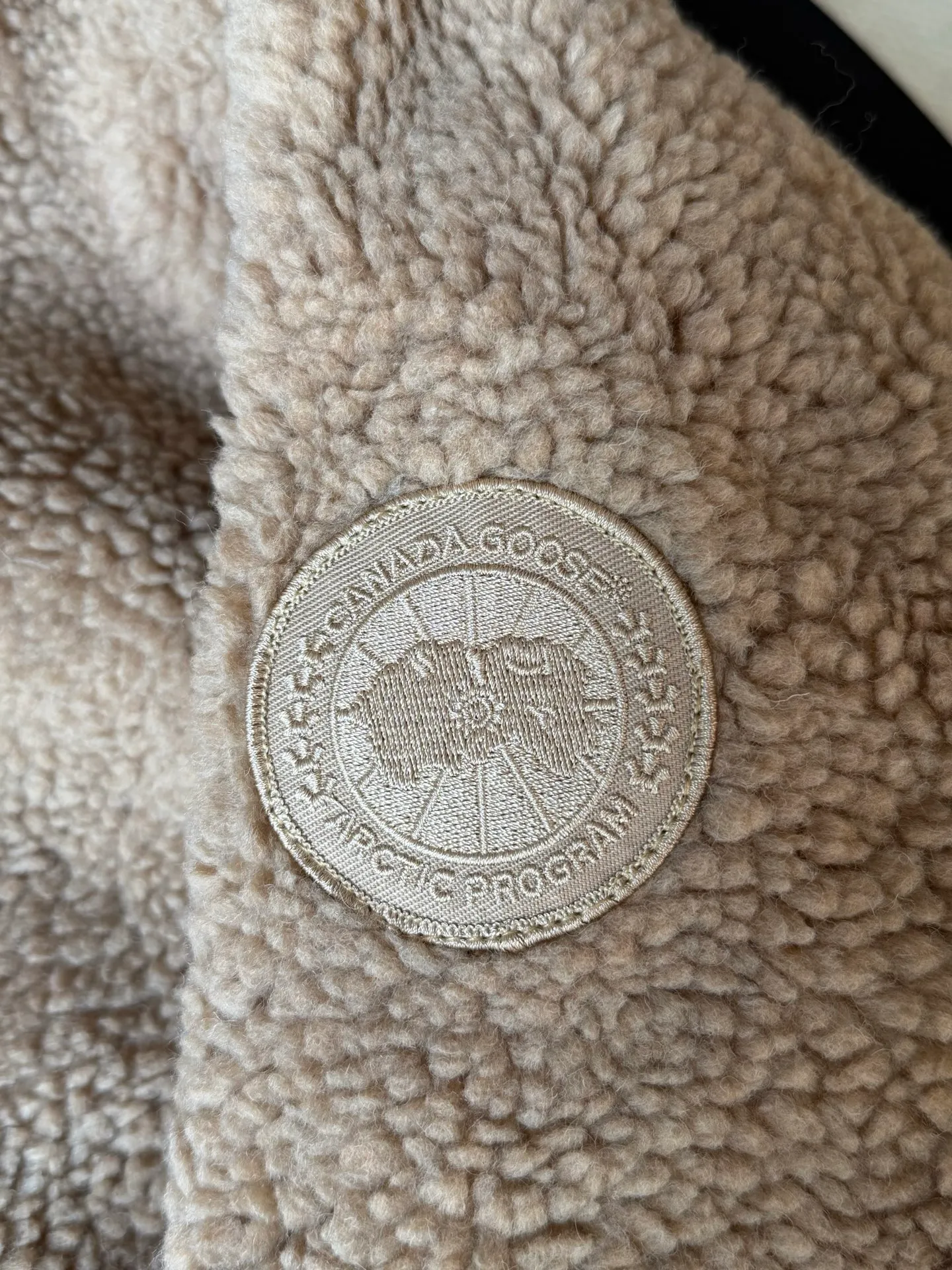 P800 canada goose/大GOose 25 reversible lamb wool flight jacket. It can be worn as a front or back and can be reshaped in any way. The inside and outside are the same color. The embroidered label pattern on the sleeve wall is limited. One side is made of lamb wool. It is delicate and gentle. The plush texture is light and full! The inner lining is polyester, which instantly transforms into an outdoor sports style! Basic neutral style can be combined at will, the most practical size: S M L Color: gray khaki black